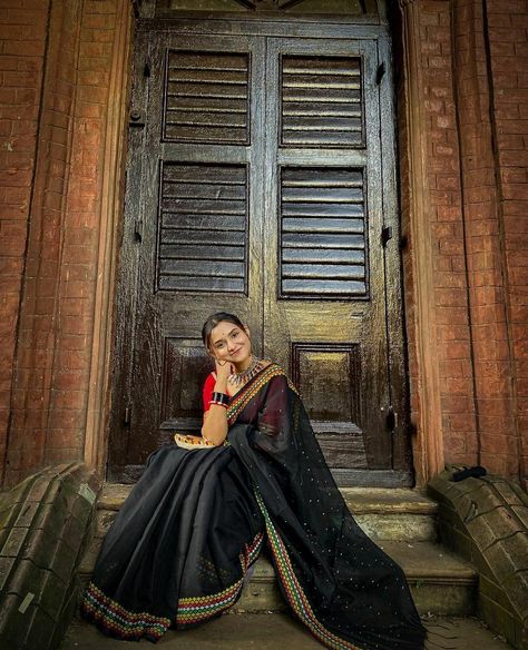 Saree Poses With Flowers, Bengali Saree Poses, Saree Shoot Photography, Monsoon Photoshoot, Traditional Saree Poses, Desi Casual, Saree Shoot, Saree Pose, Street Fashion Photoshoot