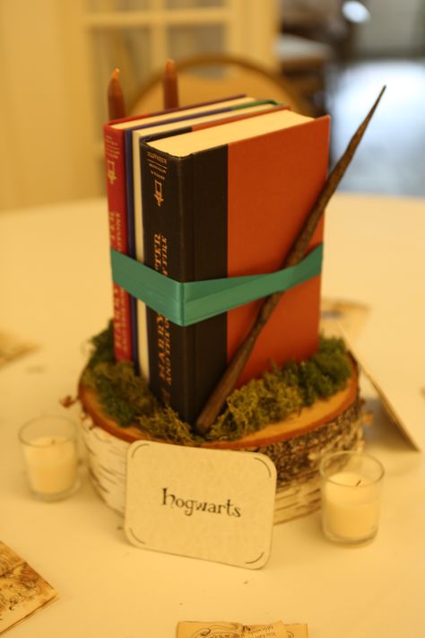 Hogwarts (Harry Potter) table centerpiece Crazy Activities, Graveyard Party, Jello Worms, Harry Potter Table, Harry Potter Bridal Shower, Fun Halloween Party Games, Kids Treats, Fox Cake, Games Halloween