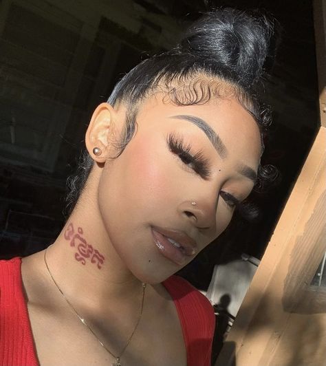 Chicanas Tattoo, Girl Neck Tattoos, Side Neck Tattoo, Small Girly Tattoos, Hand Tattoos For Girls, Neck Tattoos Women, Black Girls With Tattoos, Tattoo Now, Tattoos For Black Skin