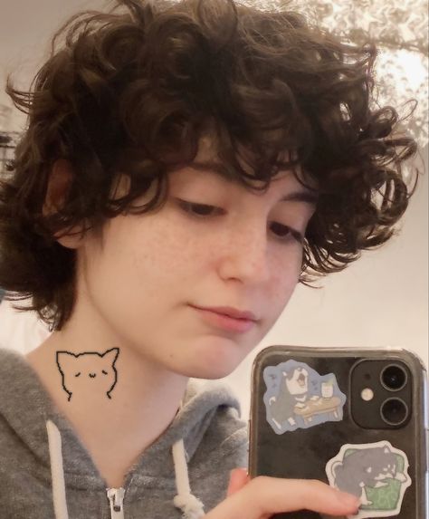 Trans Boy Haircut, Non Binary Haircuts, Shot Hair, Androgynous Hair, Short Hair Tomboy, Boys With Curly Hair, Haircuts For Curly Hair, Shot Hair Styles, Fluffy Hair