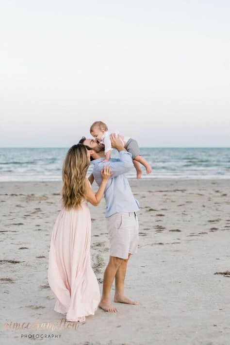 Beach Family Photoshoot Outfits, Strand Shoot, Family Beach Pictures Poses, Baby Beach Pictures, Baby Beach Photos, Beach Family Pictures, Beach Family Photoshoot, Beach Photoshoot Family, Photo Bb