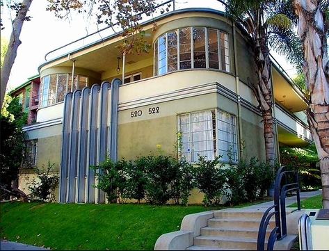 A gem of the Streamline Moderne Style, the Mauretania was designed for actor Jack Haley (the 'Tin Man' in 'The Wizard of Oz') and his wife Flo. The pair lived in the penthouse apartment for twenty years. The rounded exterior walls and 2nd-floor balconies with railings suggest a luxury ocean-going liner.

During the summer of 1960, Senator John F. Kennedy occupied the penthouse during the Democratic National Convention Streamline Moderne Architecture, Residence Architecture, Art Deco Houses, Art Deco Homes, Auto Retro, Streamline Moderne, Deco Architecture, Modern Deco, Art Deco Buildings