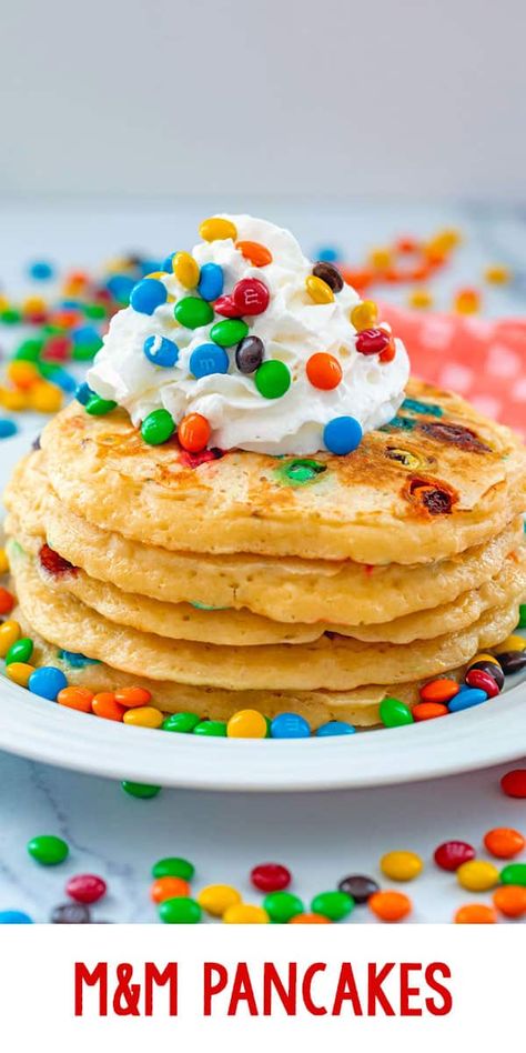 M&m Pancakes, Fun Pancakes, Kids Pancakes, Yummy Pancake Recipe, Diner Food, Pancake Toppings, Pancakes From Scratch, Diner Recipes, Chocolate Chip Pancakes