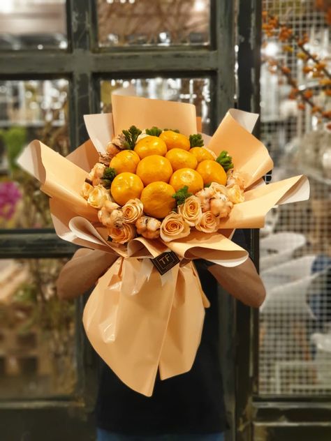 Birthday Fruit Bouquet, Fruit Bouquet Diy, Fruit Bouquet Ideas, Fruit Bouquet, Fruit Hampers, Food Bouquet, Edible Bouquets, Diy Bouquet Wrap, Orange Bouquets