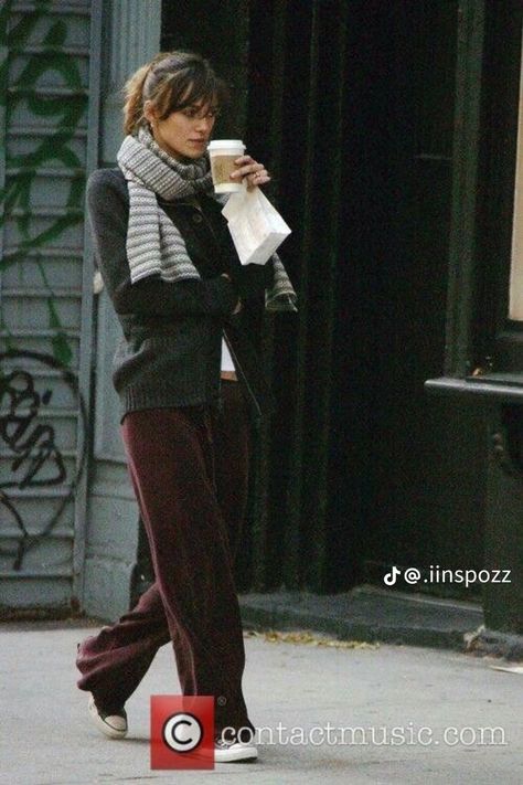 English Woman Outfit, Frazzled English Woman Aesthetic Outfits, Autumn Fits Aesthetic, Frazzled English Woman Outfits, Frazzled English Woman Aesthetic, 90s Casual Outfits, English Outfit, English Girls, Walking Down The Street