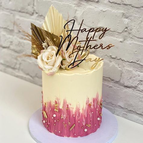 OH SUGAR! | Custom Cake Design on Instagram: “Another pretty one from Mother’s Day ☺️ . . . . . . . . . . . .…” Nutella Birthday Cake, Mother Birthday Cake, Diy Cake Topper Birthday, Decorate A Cake, Buttercream Cake Decorating, Elegant Birthday Cakes, Mothers Day Cake, Mini Cakes Birthday, Cake Decorating Frosting