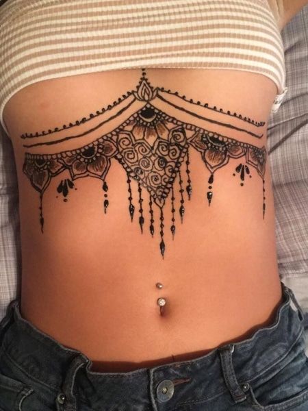 Henna Chest, Underboob Tattoo Designs, Henna Style Tattoos, Tattoos To Cover Scars, The Trend Spotter, Tato Henna, Henna Tattoo Hand, Underboob Tattoo, Chest Tattoos For Women