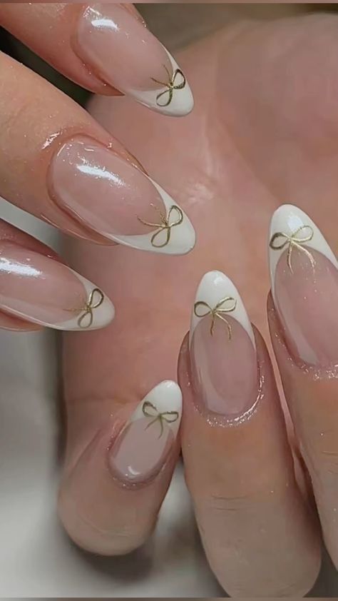 Hoț Girl Nails Almond, Summer Simple Nail Designs, Cute Nail Designs For Graduation, Grad Nail Inspo Almond, Teen Acrylic Nail Ideas, Nail Designs For Short Nails Summer, Simple Bow Nail Designs, Nail Graduation Ideas, Nails Graduation Ideas