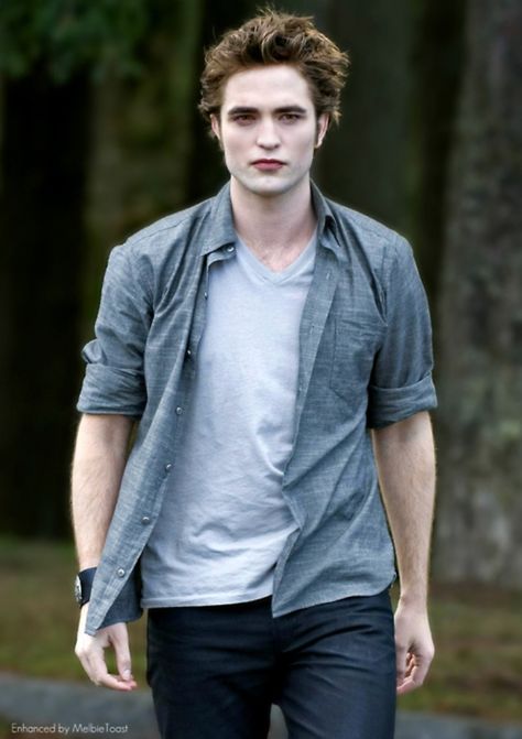 Edward Cullen swagggg Cullen Outfits, Edward Cullen Robert Pattinson, Twilight Saga New Moon, Robert Pattinson Twilight, Twilight Saga Series, Robert P, Beau Film, Robert Douglas, Twilight Edward