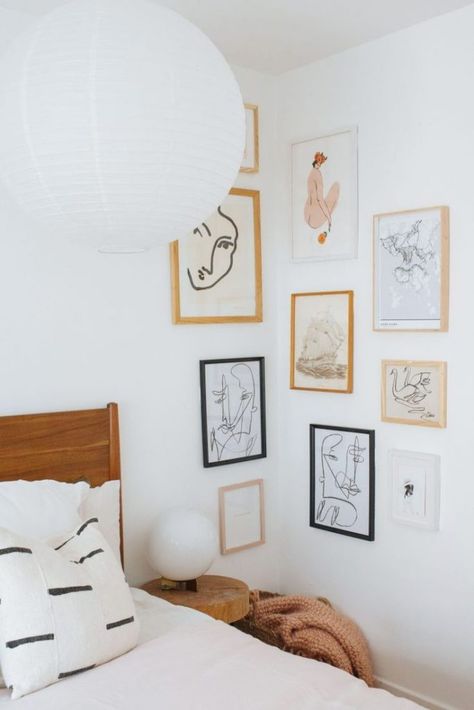 7 Creative Headboard Design Ideas for an original bedroom decor Corner Gallery Wall, Small Apartment Hacks, Diy Macramé, Diy Tulle, Gallery Wall Bedroom, Apartment Hacks, Bedroom Corner, Gallery Wall Inspiration, Rope Shelves