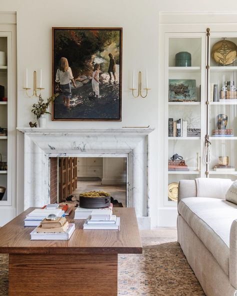 Jenni Kayne Home on Instagram: “Take a look inside Marianne Brown's well-edited home on #ripandtan, plus thoughtful design tips from the founder of @wdesigncollective. 📷:…” Nantucket Kitchen, W Design Collective, Mantel Styling, Design Camino, Alcove Shelving, Tennessee House, W Design, Custom Furniture Design, Traditional Interior Design