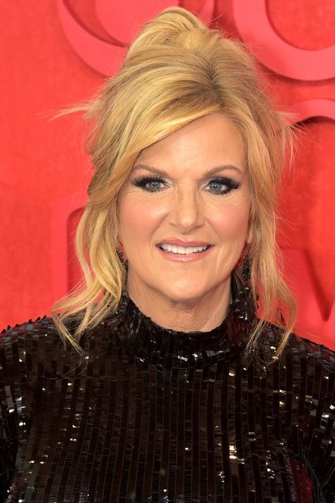 Discover the cheek serum seen on Trisha Yearwood at tonight's 2024 CMT Music Awards. Bonus: it's currently on sale! Emma Roberts Makeup, Green Concealer, Glowing Skin Secrets, Cmt Awards, Celebrity Hair Colors, Trisha Yearwood, Blush On Cheeks, High Cheekbones, Skin Secrets