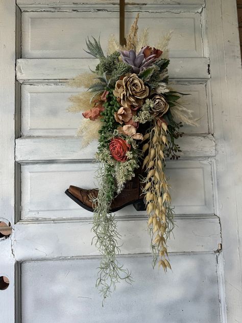 Western Succulent Cowboy Boot Centerpiece or Wreath. Cowgirl Home Decor. Country Western Door Decor. Southwestern Desert Decor. - Etsy Bohemian Cowboy Decor, Diy Western Home Decor Rustic, Western Fall Decor Ideas, Southwestern Crafts, Victorian Western Decor, Western Front Porch, Country Western Home Decor, Diy Country Decor, Cowboy Boot Decor