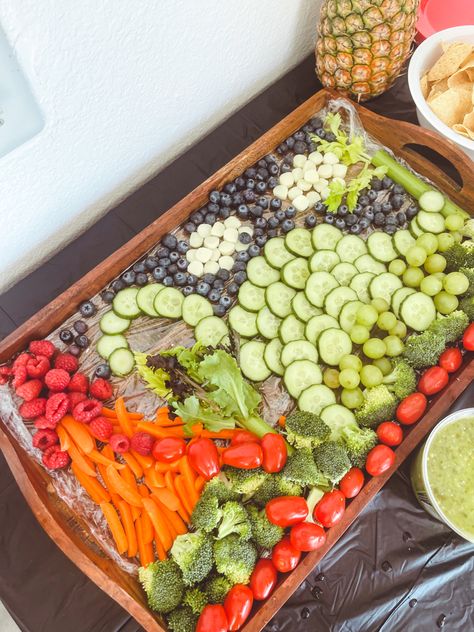 Dinosaur Party Veggie Tray, Dino Veggie Tray, Dinosaur Birthday Snacks, Dinosaur Fruit Tray, Dinosaur Veggie Tray, Veggie And Fruit Tray, Dinosaur Themed Food, Veggie Tray Ideas, Party Food Birthday