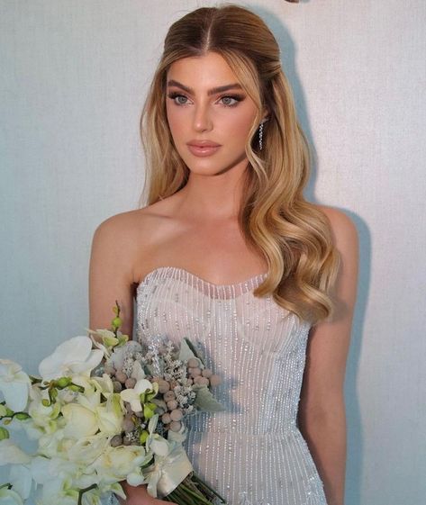 Soft Bridal Hair Down, Clean Half Up Half Down Wedding Hair, Half Up Half Down Hairstyles Medium Length, Sweetheart Dress Hairstyles, Hairstyle For Maid Of Honor, Sleek Half Up Half Down Hair Wedding, Civil Wedding Hairstyle, Peinados De Graduacion Suelto, Sleek Half Up Half Down Hair