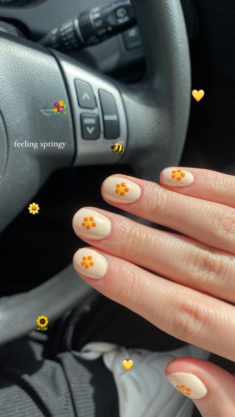 Short Nails Ideas Minimal, Vacation Nails Simple Short, Short Summer Vacation Nails, European Summer Nails Short, Shorts Gel Nails, Mail Art On Short Nails, Short Natural Nails Summer, Summer Nails Short Natural, Short Nails For Vacation