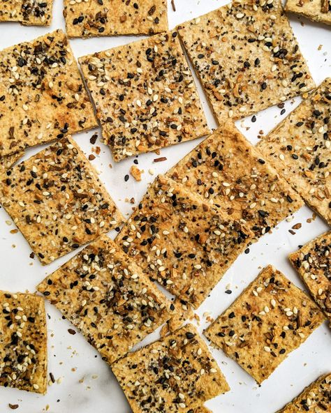 3-Ingredient Everything Bagel Grain Free Crackers (Gluten Free, Vegan) | Liz Moody Crackers Gluten Free, Healthy Crackers, Seed Crackers, Gluten Free Crackers, Homemade Crackers, Flax Seed Recipes, Vegan Crackers, Healthy Grains, Sourdough Discard