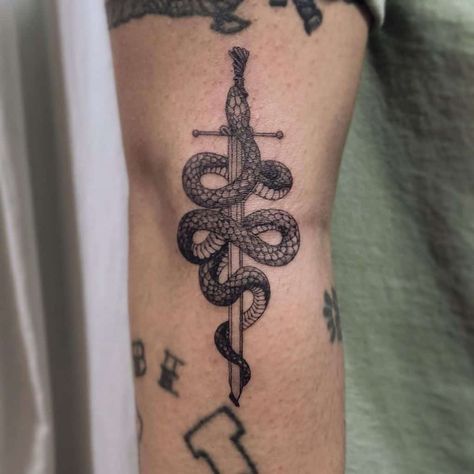 Trend Tattoos, Snake And Dagger Tattoo, Self Tattoo, Thigh Tattoo Men, Knights Of The Round Table, Shin Tattoo, Forarm Tattoos, Snake Tattoo Design, Leg Tattoo Men