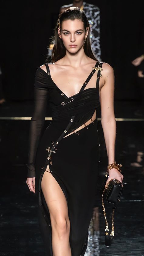 vintagefenty on Instagram: Vittoria Ceretti for Versace Pre-Fall 2019 #vittoriaceretti #versace #versaceversace #runway #runwaymodel #runwayreels Vitoria Ceretti, Victoria Ceretti, Party Bodycon Dress, Vittoria Ceretti, Side Split Dress, Fashion Dream Job, Dress Cocktail Party, Dress Party Night, Versace Dress