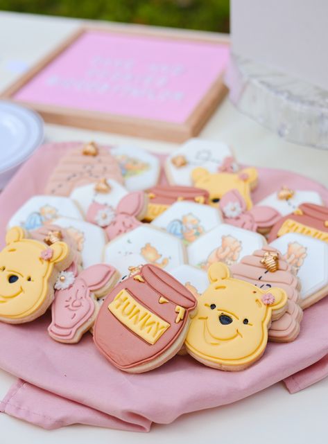 Baby Shower Picnic, Pooh Cookies, Creative Cake Designs, Baby Shower Cake Ideas, Pooh Bebe, Picnic Baby Showers, Baby Shower Sweets, Winnie The Pooh Themes, Winnie The Pooh Baby Shower