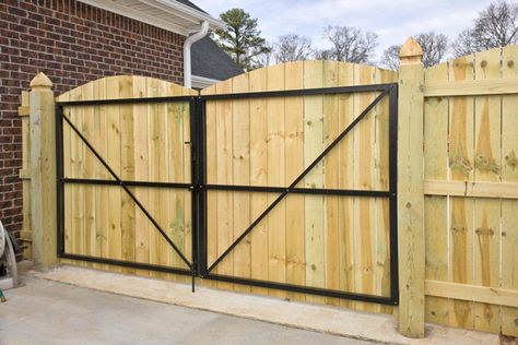 Gate between the house & the garage Gate Design Ideas, Wooden Fence Gate, Wood Fence Gates, Fence And Gate, Wooden Garden Gate, Backyard Gates, Yard Gate, House Fence, Fence Gate Design