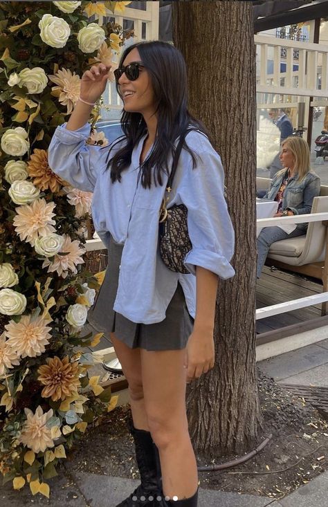 instagrambelenpereatotal look zara Blue Shirt Skirt Outfit, How To Style Oversized Shirt With Skirt, Grey Skort Outfit, Amsterdam Outfit Summer Street Styles, Grey Skirt Outfit Summer, Skirt With Oversized Shirt, Oversized Shirt And Skirt Outfit, Skorts Skirts Outfit, Skirt And Oversized Shirt