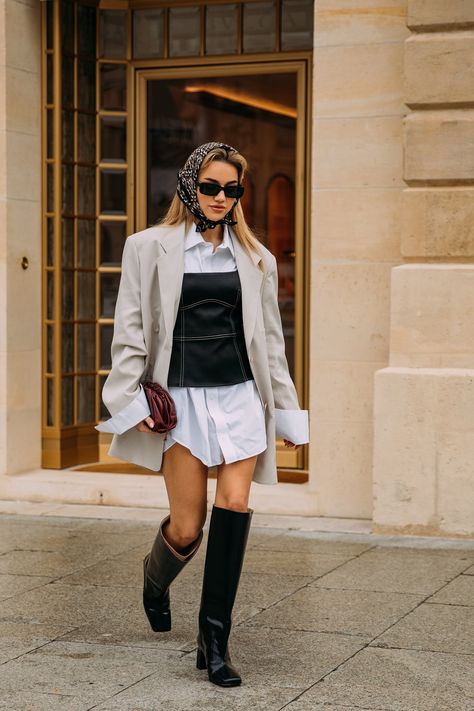 The Best Street Style From Paris Fashion Week Spring 2021 | Vogue Paris Fashion Week Street Style, Vogue India, Copenhagen Fashion Week, Estilo Chic, Looks Street Style, Street Style Trends, The Best Street Style, Street Style Paris, Best Street Style