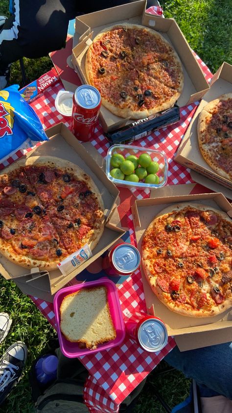 Pizza Picnic Aesthetic, Sea With Friends, Picnic Aesthetic Friends, Pizza Friend, Pizza Picnic, Dinner Picnic, Pizza Photography, Hangout Ideas, Aesthetic Picnic