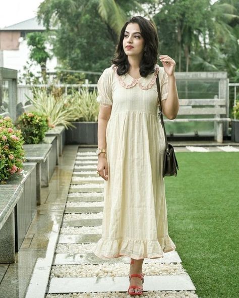 White Frocks For Women Western, Set Churidar For Onam, Hakoba Dress Patterns, Hakoba Dress Designs, Hakoba Frocks For Women, Daily Wear Dresses For Women, Off White Frock, White Frocks For Women, Hakoba Kurti