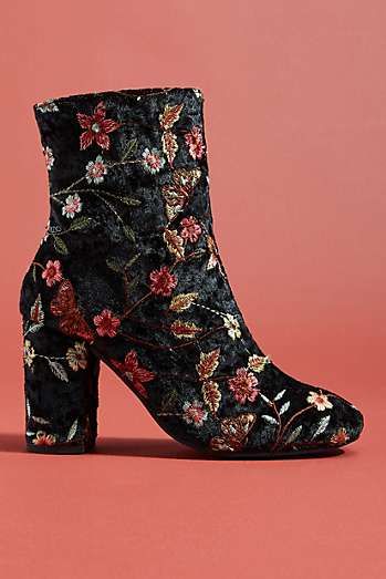 Floral Embroidered Boots, Art Closet, Embroidered Belts, Boho Heels, Walking In High Heels, Boho Wear, Velvet Ankle Boots, Floral Boots, Embroidered Boots