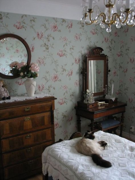 Colefax Fowler, Cottage Bedroom, Bedroom Vintage, Vintage Cottage, Wallpaper Bedroom, Dream Rooms, Beautiful Bedrooms, My New Room, Aesthetic Room