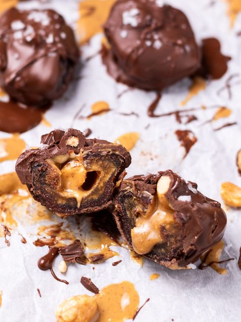 Creamy, chewy and full of peanutty, caramel-y flavor, date snickers are snacking indulgence at its finest! Date Snickers, Snickers Recipe, Stuffed Dates, Snickers Bar, Date Recipes, 5 Ingredient Recipes, Processed Sugar, Food Ingredients, Easy Treats