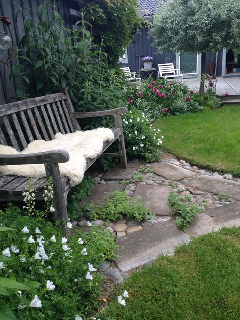 Rock Bench Outdoor Seating Areas, Outdoor Bench Landscaping, Landscape With Bench, Landscaping Around Deck, Garden Sitting Areas, Garden Seats, Memory Garden, Bench Area, Tree Bench