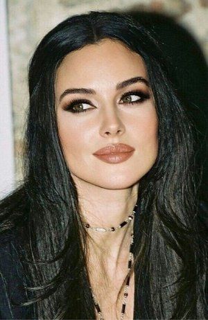 ITALIAN GIRL MAKEUP Italian Girl Makeup, Italian Makeup Looks, Monica Bellucci Makeup, Italian Makeup, Feminine Makeup, Maquillage On Fleek, The White Lotus, Italian Girl, Vincent Cassel