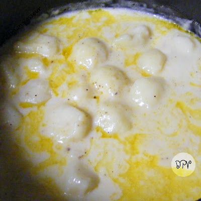 New Potatoes And White Gravy, Stewed Potatoes Old Fashioned, Potatoes In White Sauce, Potatoes With Cream Sauce, White Sauce Recipe, Hot Potato, White Sauce Recipes, Southern Cornbread, Fresh Potato