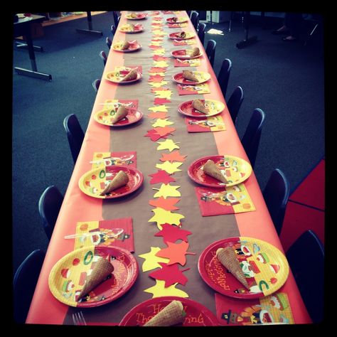 School Thanksgiving feast! This looks good for my program's upcoming party! Thanksgiving School Party, Thanksgiving Luncheon, Thanksgiving Lunch, Thanksgiving Kids Table, Thanksgiving Kindergarten, Charlie Brown Thanksgiving, Thanksgiving School, Thanksgiving Classroom, Thanksgiving Preschool