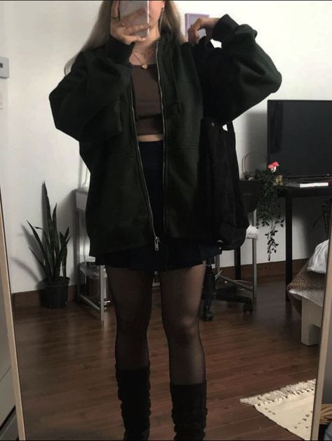 Effortless Grunge Outfits, School Outfits Aesthetic Grunge, Fall Outfit Inspo Grunge, Fall Outfit Ideas Grunge, Dark Outfits For School, Fall Dark Outfits, Grunge Dark Academia Outfits, Fall Aesthetic Outfit Grunge, Dark Outfits Girl