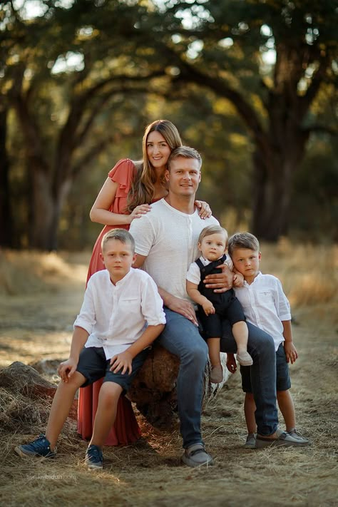 Family Pictures Outside, Outdoor Family Pictures, Outdoor Family Photoshoot, Family Photography Outfits, Outdoor Family Portraits, Big Family Photos, Family Photoshoot Poses, Outdoor Family Photography, Fall Family Photo Outfits