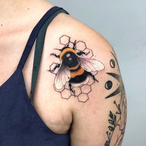 Bumblebee Tattoos, Rabe Tattoo, Bee Tattoos, Honey Bee Tattoo, Honeycomb Tattoo, Bumble Bee Tattoo, Tier Tattoo, Bee Stuff, Petit Tattoo