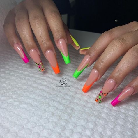 Neon Color Nails Acrylic, Fun Spring Nails Design Square, Neon Gel Nail Designs, Cute Neon Nail Ideas, Neon Coffin Nails, Nail Art Kit Tools, Neon Nails Acrylic, Spring Nails2023, Nail 2022