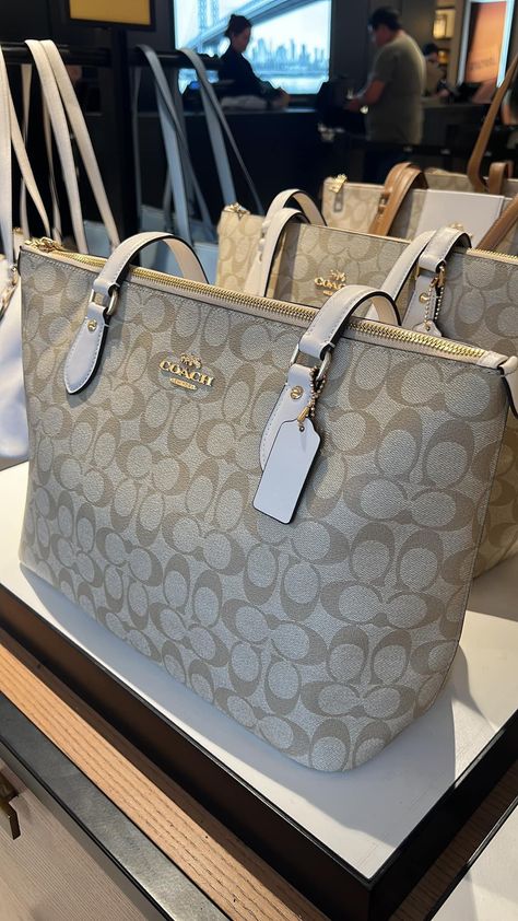 Coach Bag Big, Coach Designer Bags With Large Capacity, Coach Tote Bag Aesthetic, Coach Beige Shoulder Bag Large Capacity, Coach Hamdbags, Coach Bags Handbags, Pretty Tote Bags, Big Handbags, Luxury Bags Collection