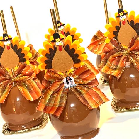 Thanksgiving Candy Apples, Decorate Caramel Apples, Caramel Apples Decorated Ideas, Chocolate Covered Caramel Apples, Candy Apple Ideas, Thanksgiving Apples, Fall Candy Apples, Caramel Apples Dipped In Chocolate, Fall Themed Caramel Apples