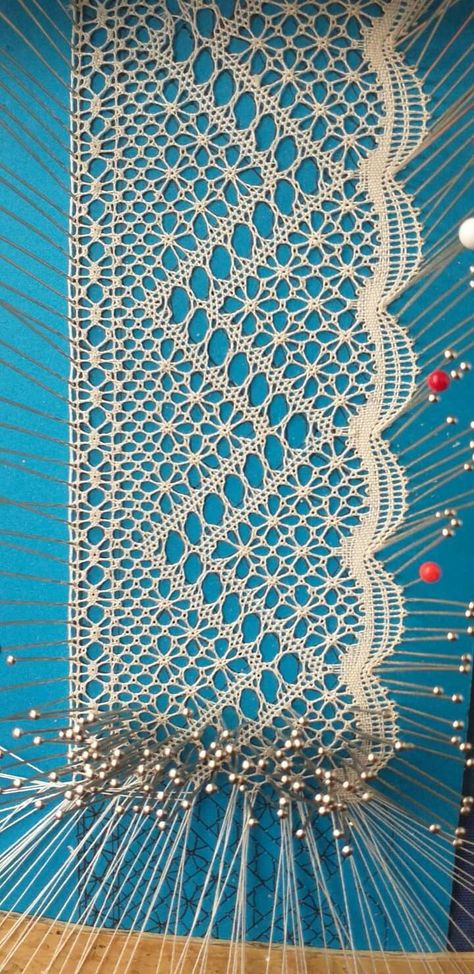 Wise Tree, Bobbin Lace Tutorial, Bobbin Lacemaking, Bobbin Lace Christmas, Lace Trees, Lace Pillow, Bobbin Lace Patterns, Sewing Lace, Diy Bracelets Patterns