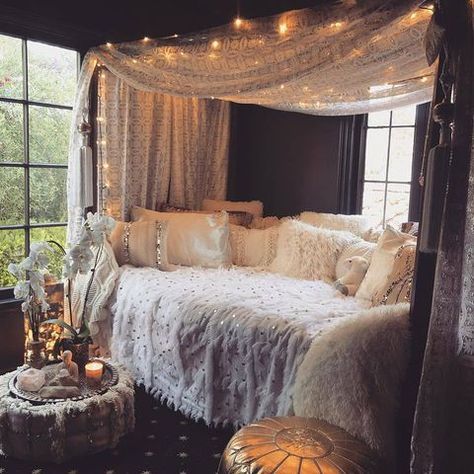 Pink Hygge Bedroom, Hipster Rooms, Canopy Bed Ideas For Adults, Whimsical Rooms, Interior Boho, Cozy Room Decor, Teen Bedroom Decor, Canopy Bed, Girl Bedroom Decor