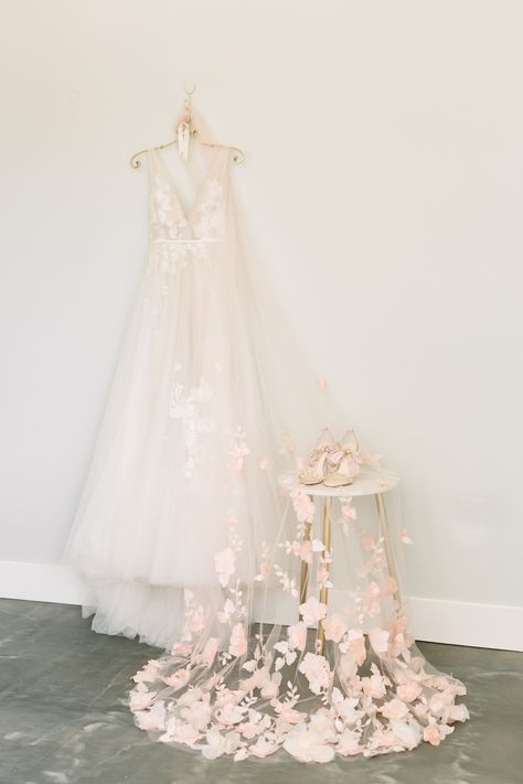 Boho Inspired Wedding, Pink Veil, Urban Wedding Venue, Floral Veil, Flower Veil, Blush Wedding Dress, Wedding Dress Hanger, Boda Mexicana, Pink Wedding Dress