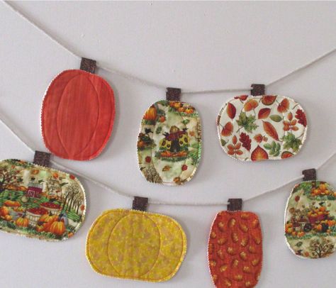 Learn how to make your own pumpkin bunting banner. The fabric pumpkin garland is an easy DIY sewing project and a great way to decorate your fall home Fabric Pumpkin Garland, Thanksgiving Quilting Projects, Easy Garland Diy, Fall Fabric Garland Diy, Sew Halloween Decorations, Easy Fall Sewing Projects, Sewing Fall Projects, Homemade Autumn Decorations, Easy Halloween Sewing Projects