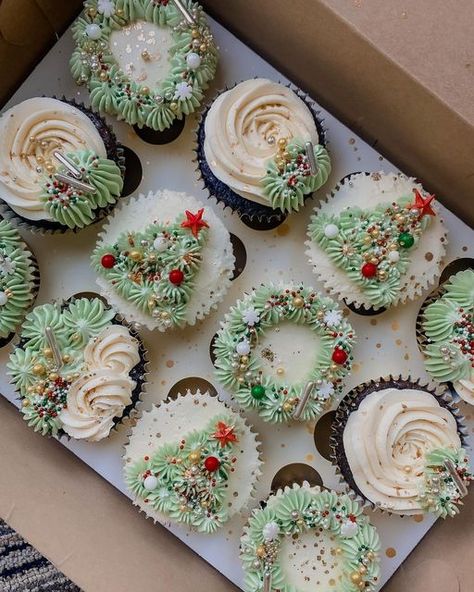 Pastel Christmas Desserts, Cupcake Bakery Design, Cupcake Ideas Christmas, Christmas Cupcakes Elegant, Cupcake Decorating Christmas, Christmas Bake Sale Display, Christmas Cakes And Cupcakes, Christmas Baking Competition Ideas, Christmas Bakery Decor