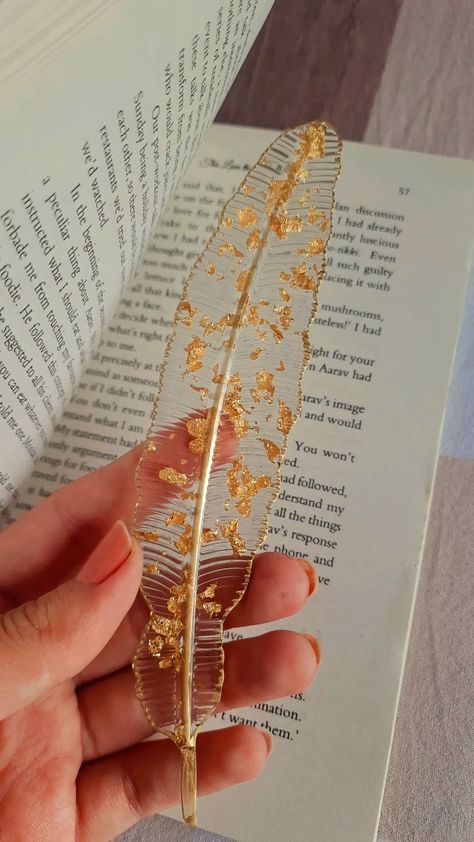 Resin Bookmark Ideas, Resin Videos, Resin Leaf, Feather Bookmark, Eco Decor, Crystal Bead Jewelry, Pretty Pens, Bookmark Craft, Diy Resin Projects