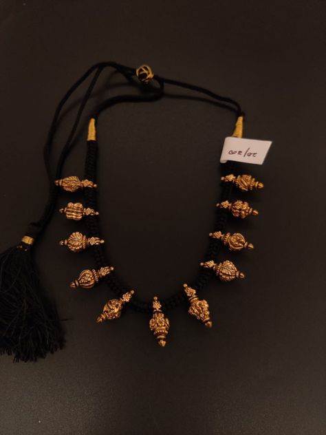 Black Thread Gold Jewellery, Black Thread Jewellery Indian, Black Thread Necklace, Neck Pieces Jewelry, Gold Jewels Design, Antique Necklaces Design, Black Beads Mangalsutra Design, Gold Jewelry Outfits, Choker Necklace Designs