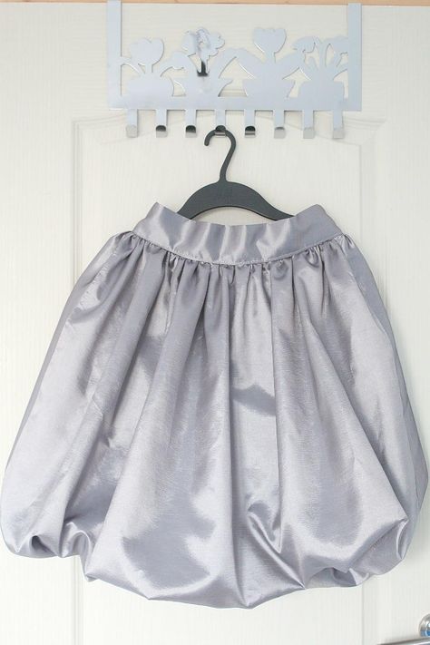 Bubble Skirt Sewing Tutorial | Learn how to make a dressy bubble skirt with this sewing tutorial! Skirt Sewing Tutorial, Circle Skirt Pattern, Comfy Skirt, Skirt Sewing, Skirt Tutorial, Gathered Dress, Bubble Skirt, Sewing Skirts, Salt Scrub